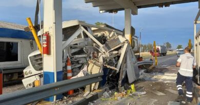Camión chocó la cabina del peaje de Devoto: al menos dos lesionados